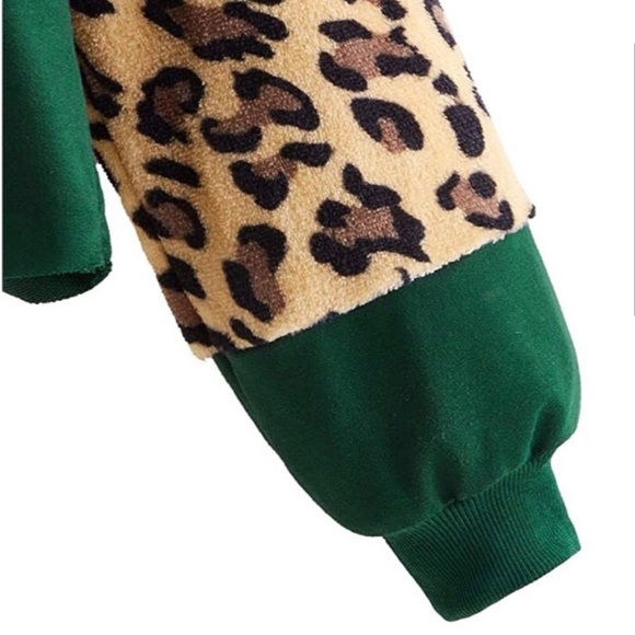 👑✅PRICE FIRM✅ Green Teddy Leopard Sleeve Pullover. NWOT - Picture 4 of 8